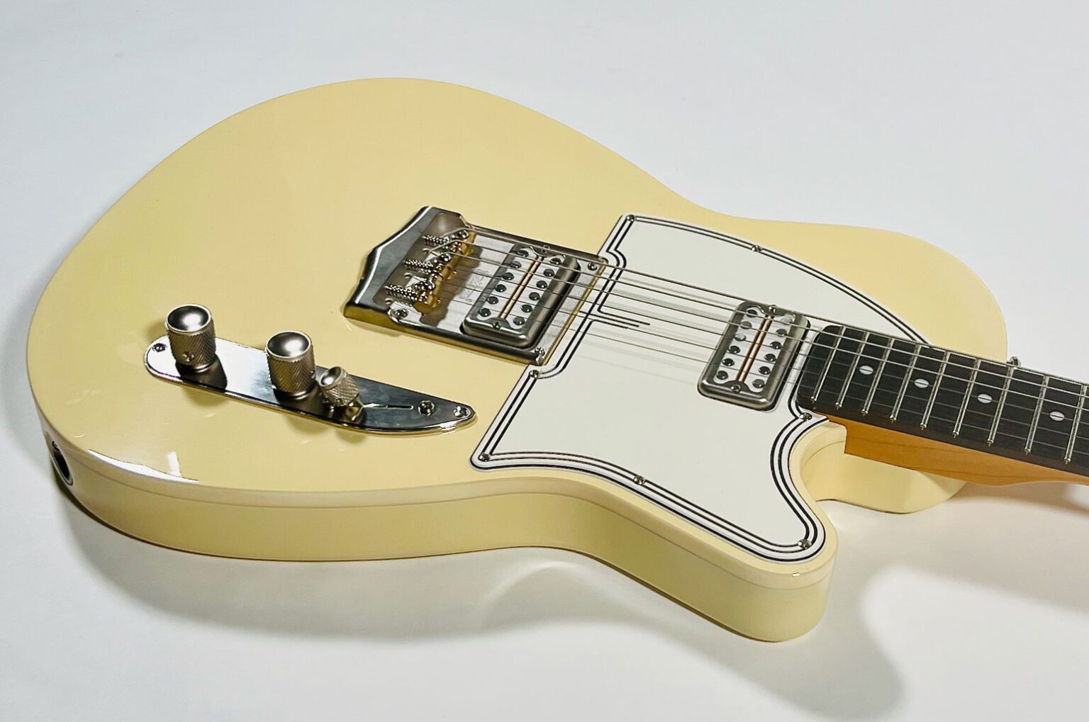 Vintage White B-Classic One | Belltone Guitars